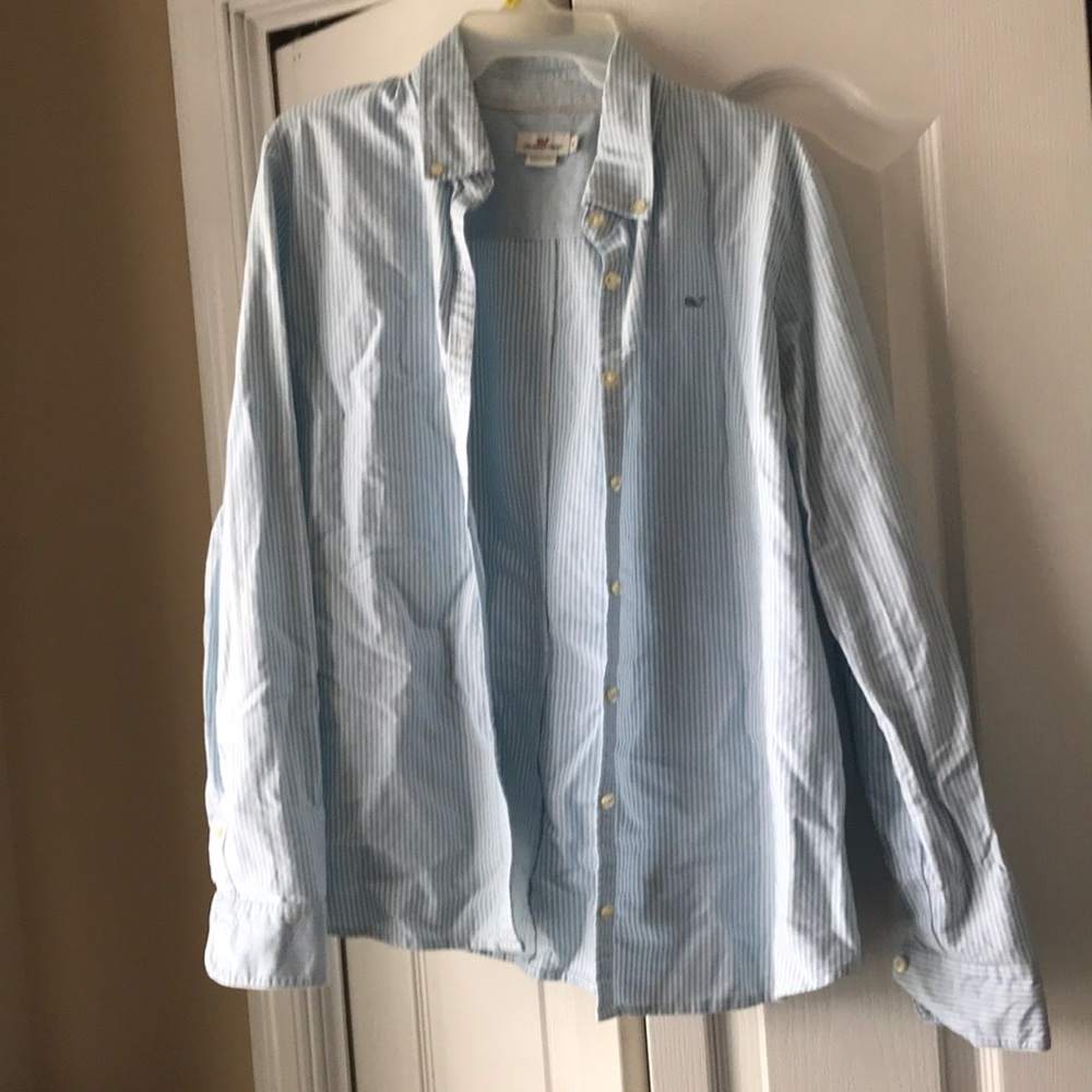 Vineyard Vine Women’s Botton up shirt